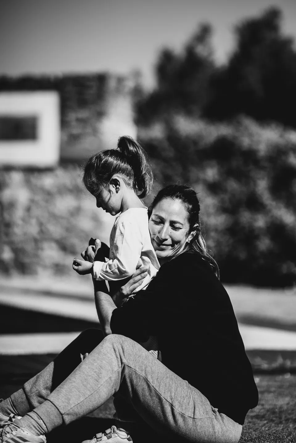 Sandra, Rui Navarro's wife, laughing with their daughter, black and white photo